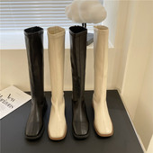 Naiste kunstnahast saapad kahes värvitoonis